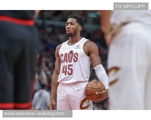 老队友重聚骑士公牛赛前米切尔阿伦与奥科罗亲切交流回忆往昔