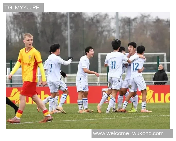 中国犀旺队在法国欧塞尔足球训练基地隆重举行升国旗仪式展现爱国情怀